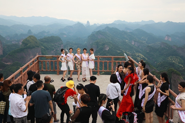 1.丹山碧水中，环球佳丽自成一景。_副本.jpg